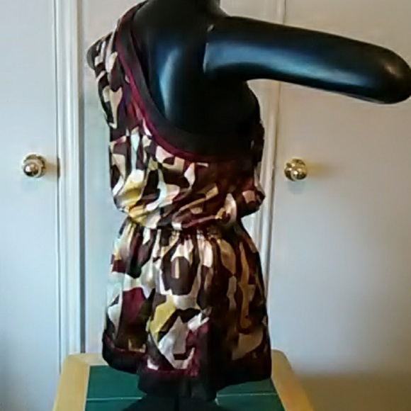 Beautiful Top - Picture 3 of 3